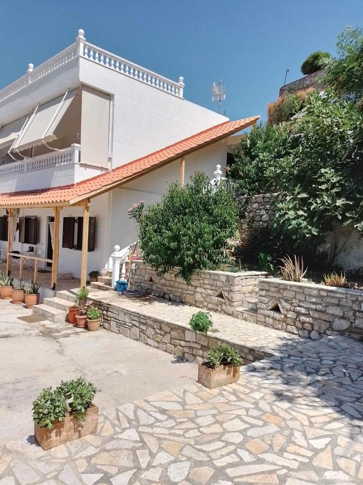 Vogklis House Pensión *